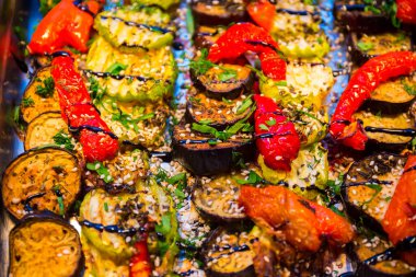 Kızarmış sebzeler. Lezzetli yemek. Yakın çekim..