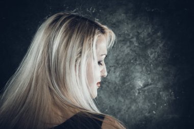 Çekici tombul kadın stüdyo portresi. Yakın çekim..