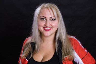 Spor tarzı giyinmiş çekici, tombul bir kadın.