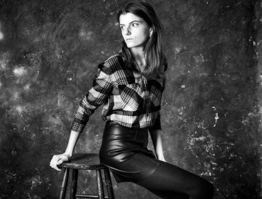 Deri etekli güzel bir kadının stüdyo portresi.