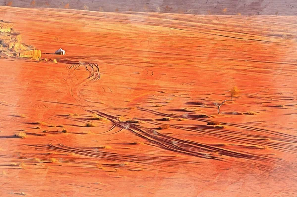 Cestovní stopy v poušti Wadi Rum barevné malby vypadá jako obrázek — Stock fotografie