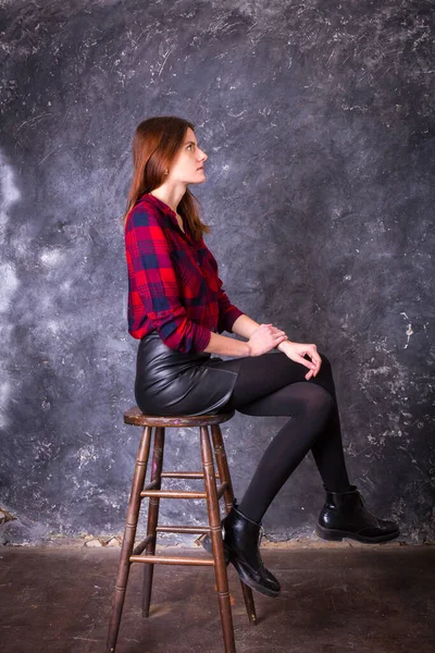 Studio portret van jonge mooie vrouw in een lederen rok — Stockfoto