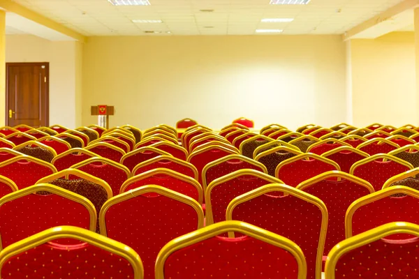 Rangées de chaises à la salle de conférence vue rapprochée. — Photo