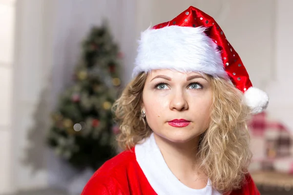 Fröhliche Frau im Weihnachtsmannkostüm Stockfoto