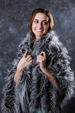 Kürk giymiş güzel bir genç bayan.