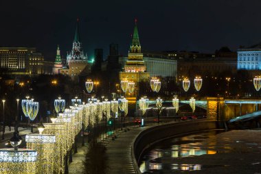 Kremlin ve Moskova Nehri seti üzerinde gece görüşü Noel aydınlatmasıyla