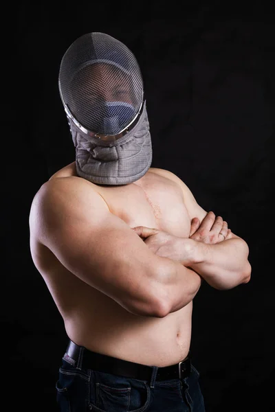 Hombre maduro con torso muscular desnudo en casco de esgrima — Foto de Stock