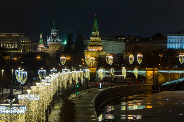 Vista nocturna sobre el Kremlin y el terraplén del río Moscú con iluminación navideña — Foto de Stock