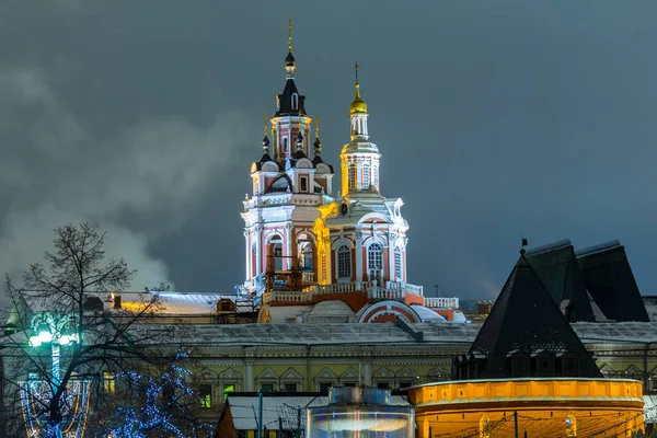 Vacker utsikt över natten på ortodoxa kyrkan nära Moskva Kreml. — Stockfoto