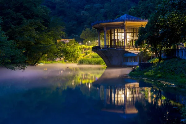 Hermoso paisaje nocturno con antiguo pabellón en el agua — Foto de Stock