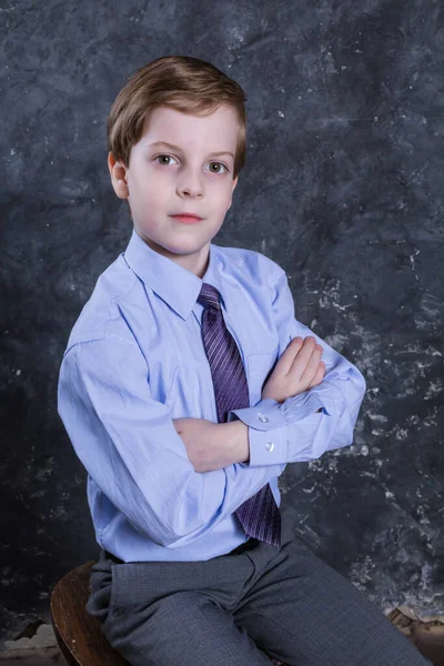 Aranyos iskolás fiú öltözött ruha stúdió portré. — Stock Fotó
