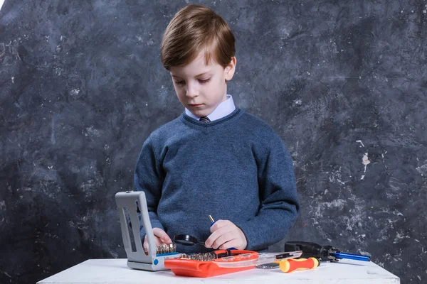 Söt pojke med arbetsverktyg studio porträtt. — Stockfoto