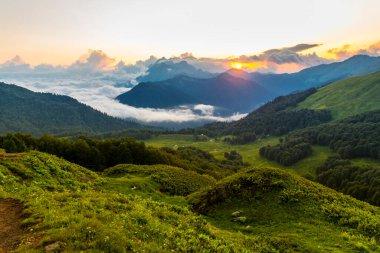 Kafkasya dağlarındaki bulutlu güzel dağ manzarası