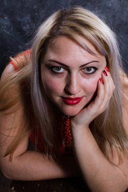 Çekici tombul kadın stüdyo portresi. Yakın çekim..