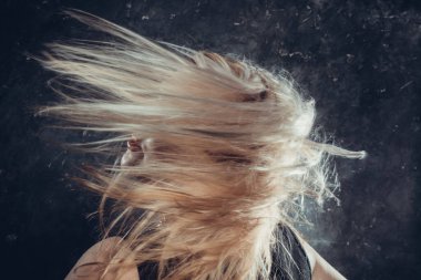 Çekici, tombul, dalgalı saçlı stüdyo portresi olan bir kadın..