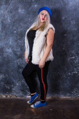 Spor tarzı giyinmiş çekici, tombul bir kadın.