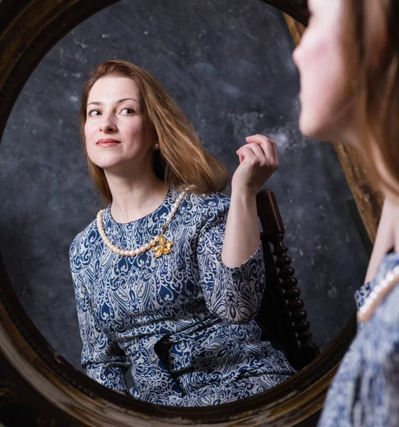 Vidám középkorú nő néz ki a vintage stílusú tükör — Stock Fotó