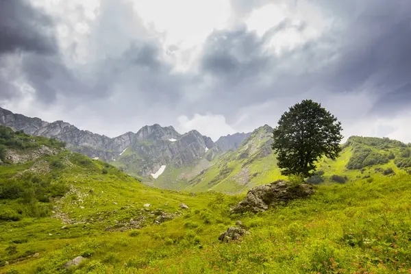 Gyönyörű hegyvidéki táj a Kaukázus-hegységben felhőkkel — Stock Fotó