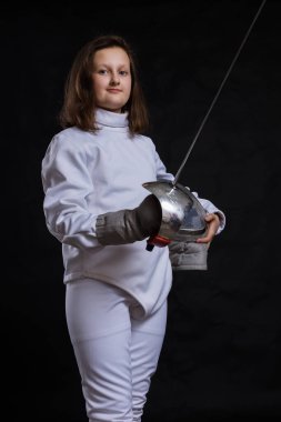 Üniformalı, çişli ve kasklı eskrimci kız.