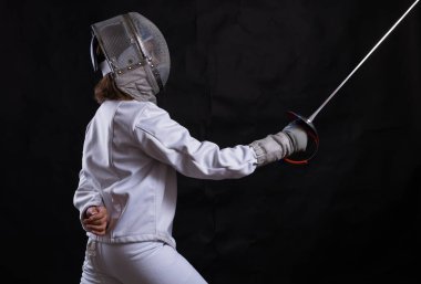 Üniformalı, çişli ve kasklı eskrimci kız.