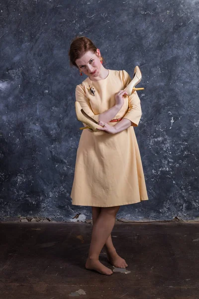 Mulher alegre de meia-idade vestida em vestido bege retrato estúdio. — Fotografia de Stock