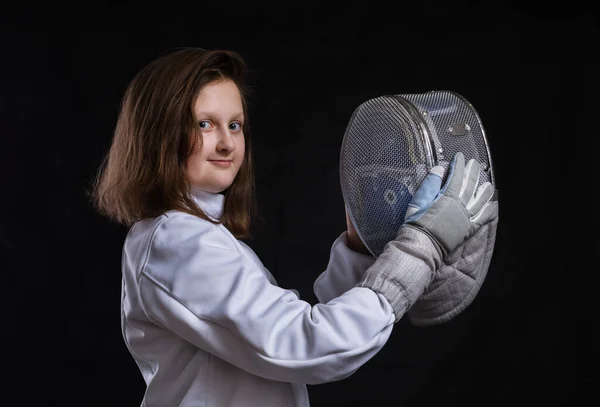 Esgrimista adolescente vestida de uniforme com epee e capacete — Fotografia de Stock