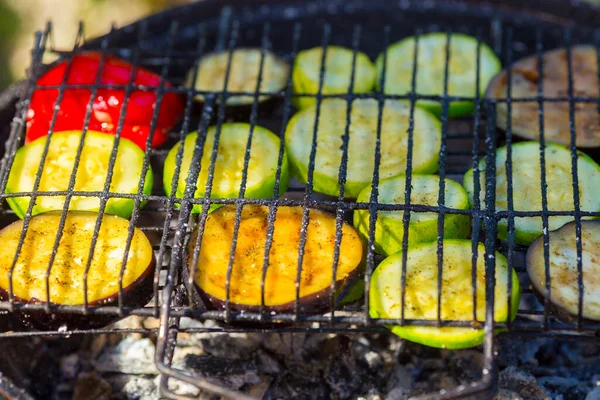 Vista da vicino di verdure arrosto che si preparano sul barbecue. — Foto Stock