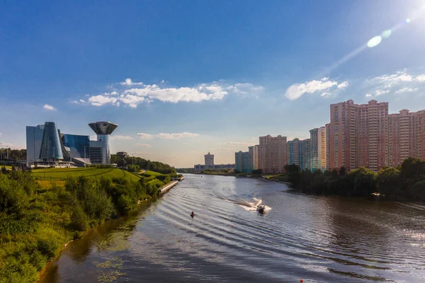 Paisaje urbano moderno con edificio gubernamental de la región de Moscú — Foto de Stock