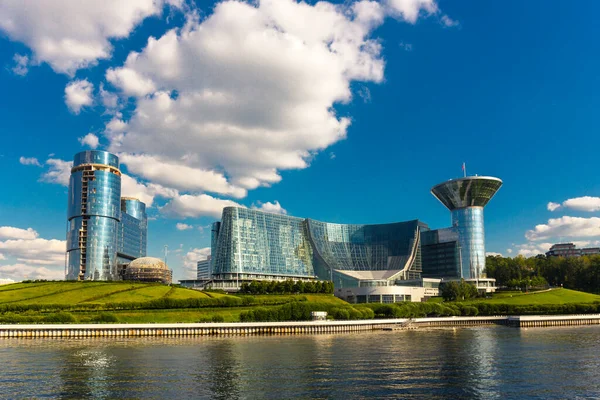 Paisaje urbano moderno con edificio gubernamental de la región de Moscú — Foto de Stock