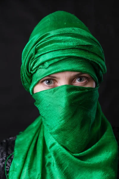 Beautifu musliml vrouw gekleed in groene hoofddoek — Stockfoto