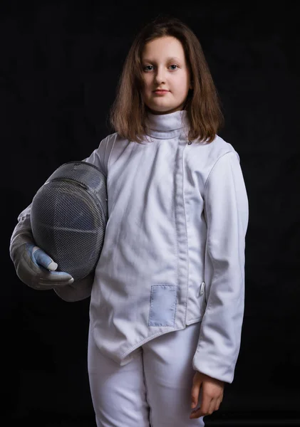 Esgrimista adolescente vestida de uniforme com epee e capacete — Fotografia de Stock