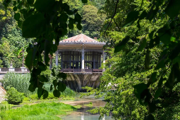 Schöne Landschaft mit altem Pavillon am Wasser — Stockfoto