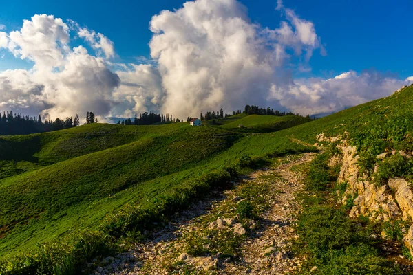 Paesaggio paesaggio montano a montagne del Caucaso con pista stradale — Foto Stock
