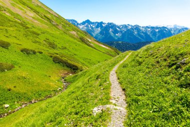 Kafkasya dağlarındaki güzel dağ manzarası.