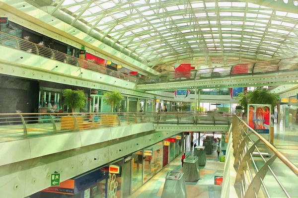 现代购物中心的内部彩绘看起来就像一幅画 — 图库照片