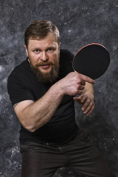 Homem barbudo em destaque joga retrato de estúdio de tênis de mesa. — Fotografia de Stock