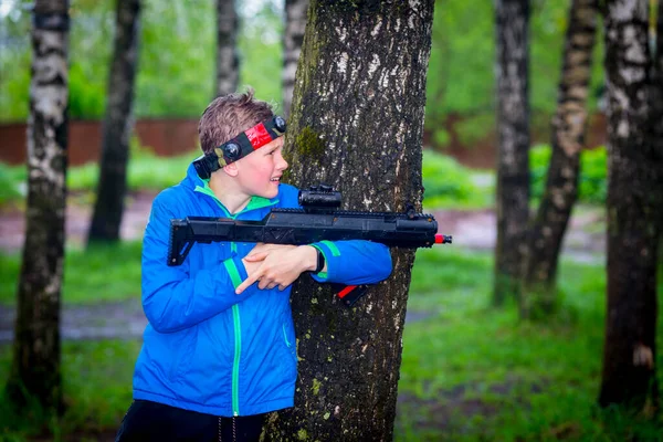 Chłopiec z bronią bawiący się w laser tag — Zdjęcie stockowe