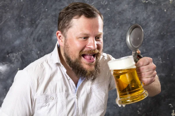 Maturato uomo barbuto sorridente in camicia con boccale di birra — Foto Stock