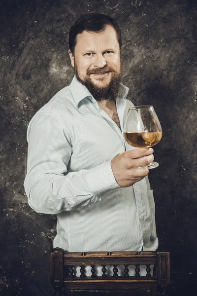 Uomo barbuto massiccio in camicia con bicchiere di whisky — Foto Stock