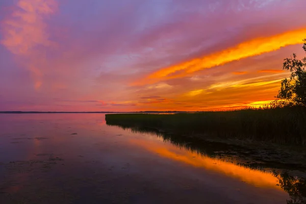 Красивый красочный закат над озером летний пейзаж. — стоковое фото