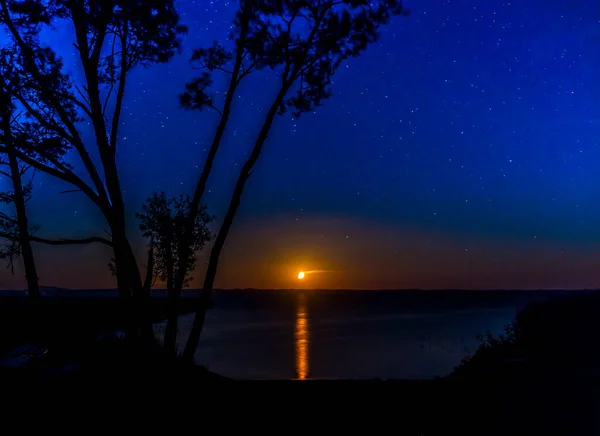 水の上に月の輝きと美しい夜のシーン — ストック写真