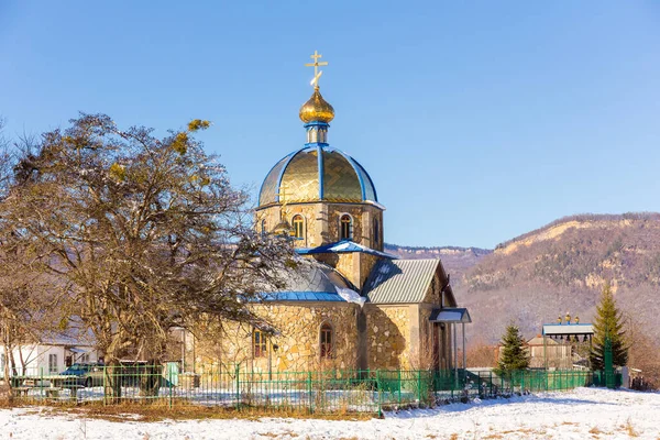 Schöne Winterlandschaft mit orthodoxer Kirche und Bergen — Stockfoto