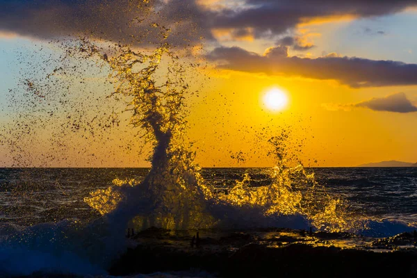 Bela cena litoral com ondas ao pôr do sol vigas — Fotografia de Stock
