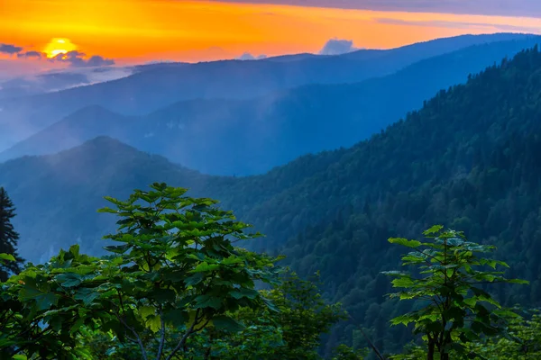 Landschap berglandschap bij Kaukasus bergen bij zonsondergang — Stockfoto