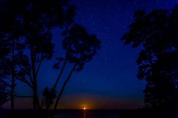 Gyönyörű éjszakai jelenet holdfényben a víz felett — Stock Fotó