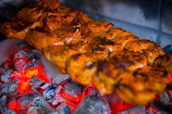 Smaczny kebab na szpikulcu gotowanie na naturalnym ogniu — Zdjęcie stockowe