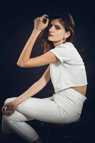 Estúdio retrato de jovem bela mulher vestida com uma calça branca e t-shirt — Fotografia de Stock