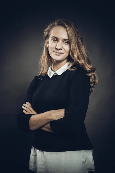 Retrato de estudio de una joven hermosa mujer de pelo largo — Foto de Stock