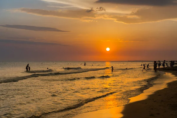 Puesta de sol con hermosas nubes sobre la orilla del mar — Foto de Stock