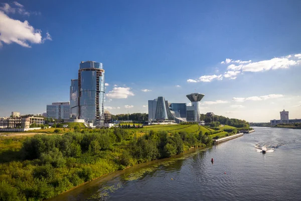 Paisaje urbano moderno con edificio gubernamental de la región de Moscú — Foto de Stock